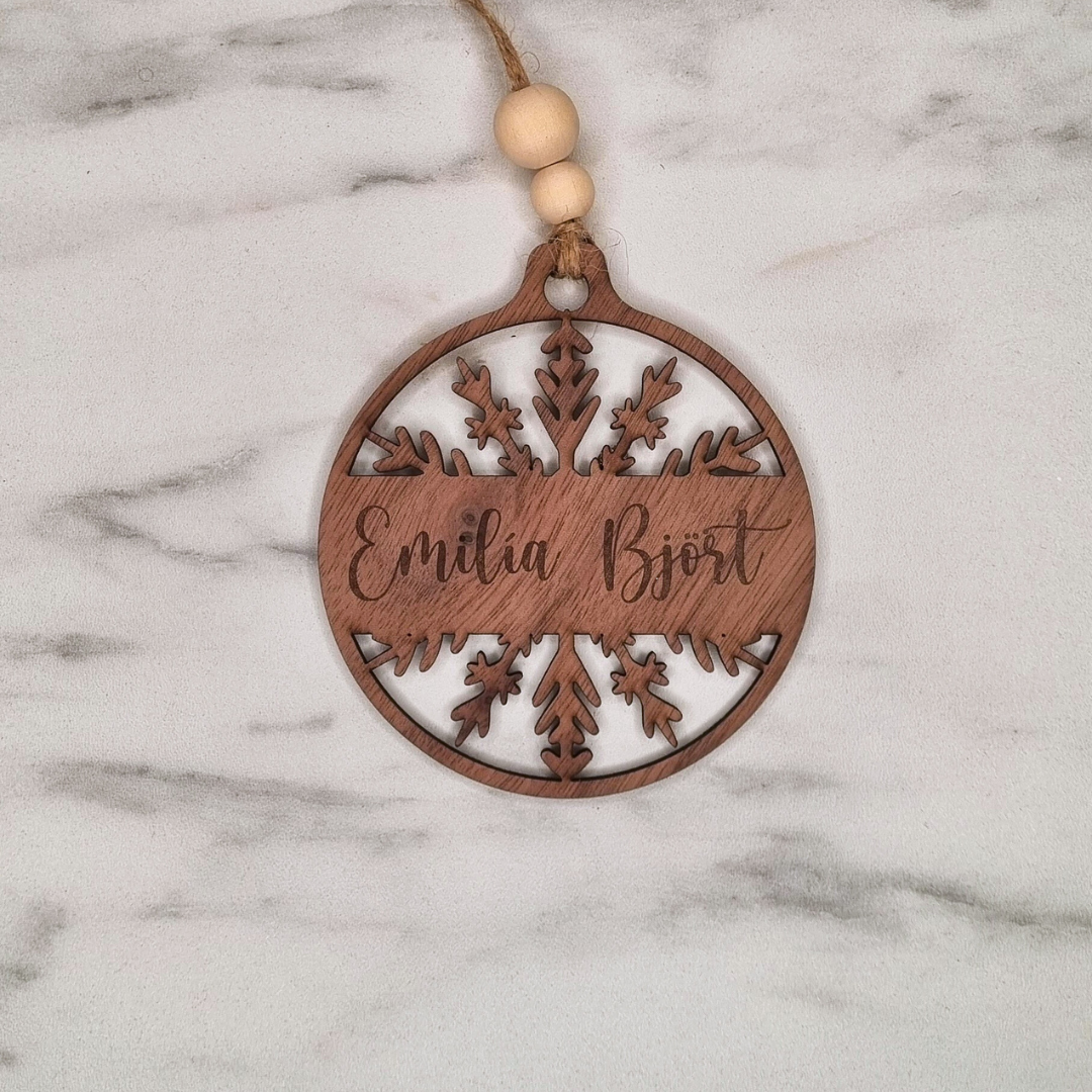 Jólakúla með nafni úr hnotu